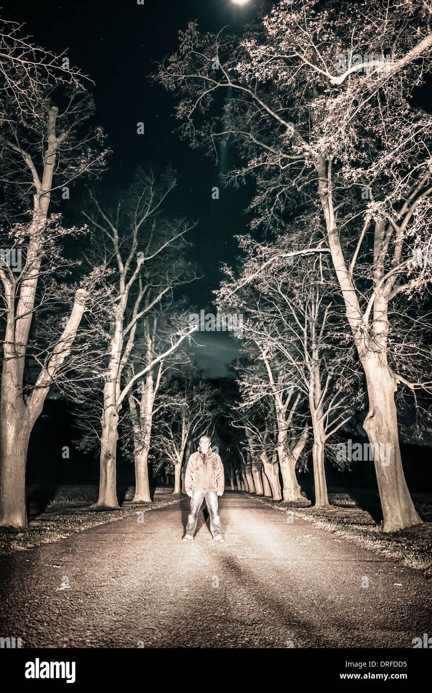 Orrore spaventoso persona in piedi nel paesaggio notturno Foto Stock