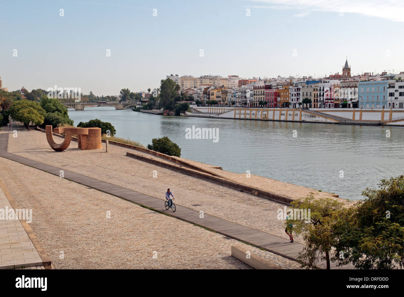 Vista generale lungo Muelle de la Sal sulla sponda nord del Rio Guadalquivir in Siviglia (Sevilla), Andalusia, Spagna. Foto Stock