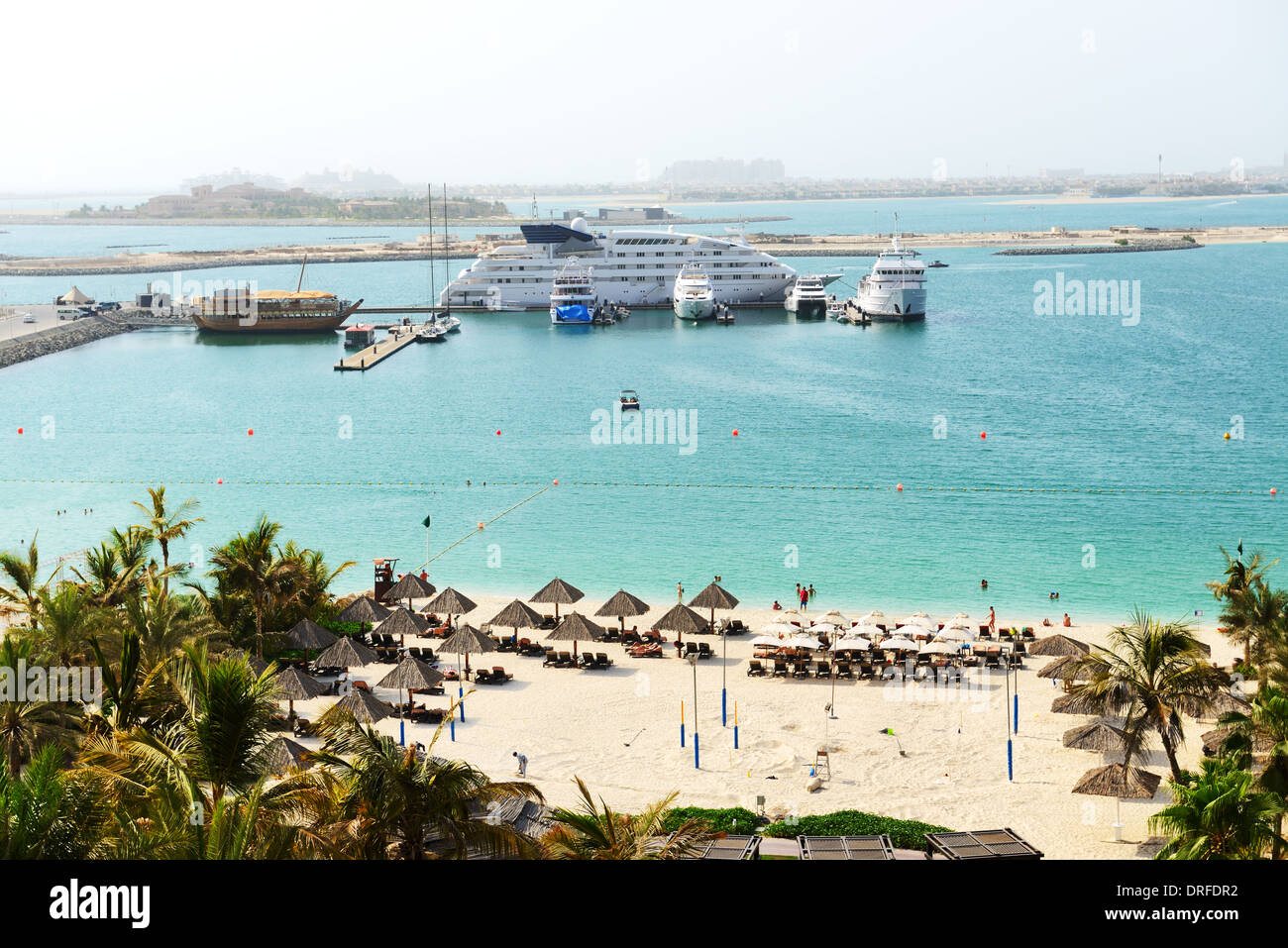 Spiaggia con vista sulla Jumeirah Palm man-made Island, Dubai, UAE Foto Stock