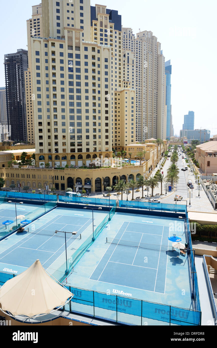 I campi da tennis nei pressi di una passeggiata al Jumeirah Beach Residence e Dubai Emirati Arabi Uniti. Foto Stock