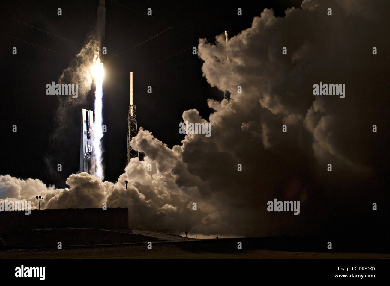 United Launch Alliance Atlas V rocket con la NASA il Tracking e relè dati veicolo spaziale satellitare in cima solleva da Space Launch Complex 41 Gennaio 24, 2014 in Cape Canaveral, FL. Foto Stock