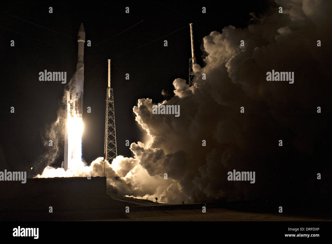 United Launch Alliance Atlas V rocket con la NASA il Tracking e relè dati veicolo spaziale satellitare in cima solleva da Space Launch Complex 41 Gennaio 24, 2014 in Cape Canaveral, FL. Foto Stock