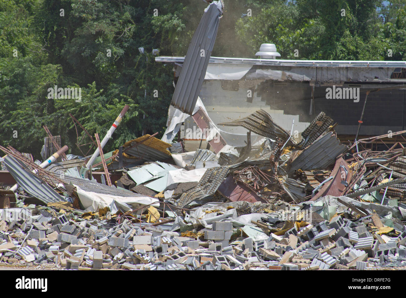 A sinistra di macerie da un abbattuto, edificio demolito Foto Stock