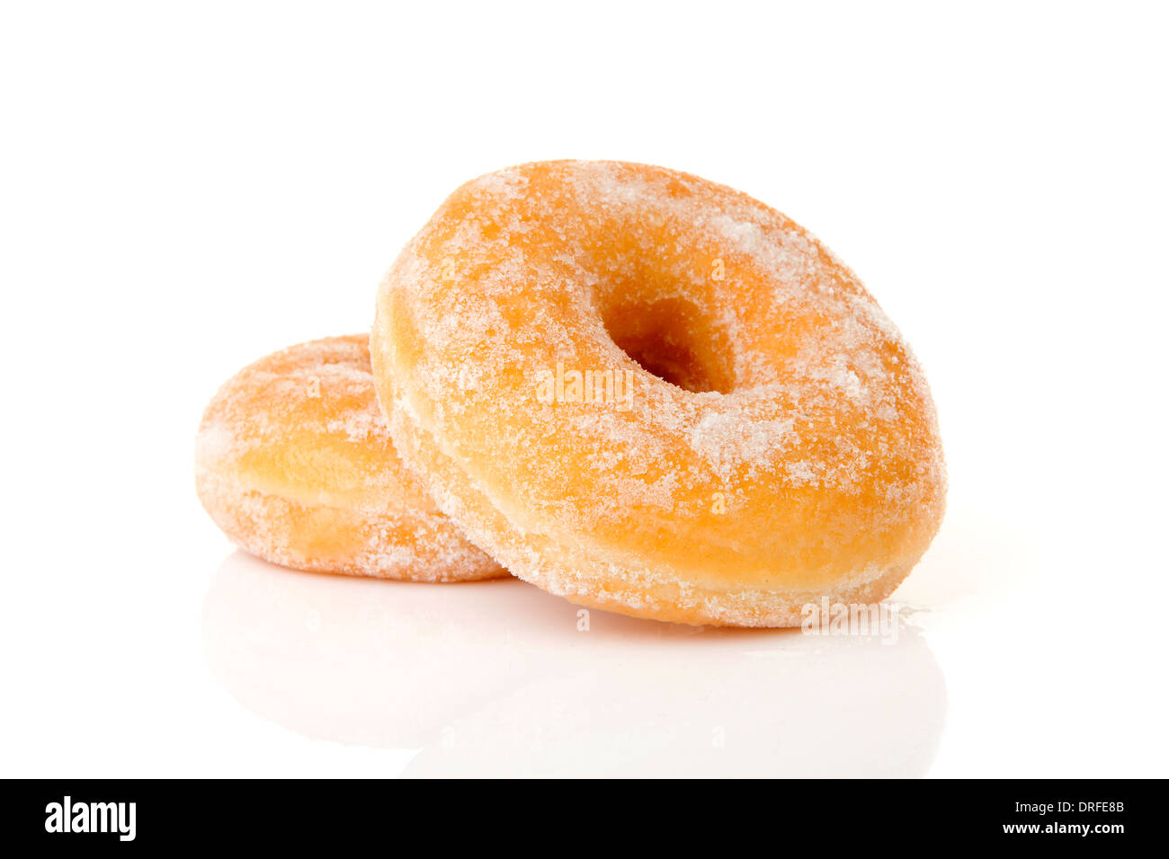 Due impilati ciambelle zuccherata su sfondo bianco Foto Stock