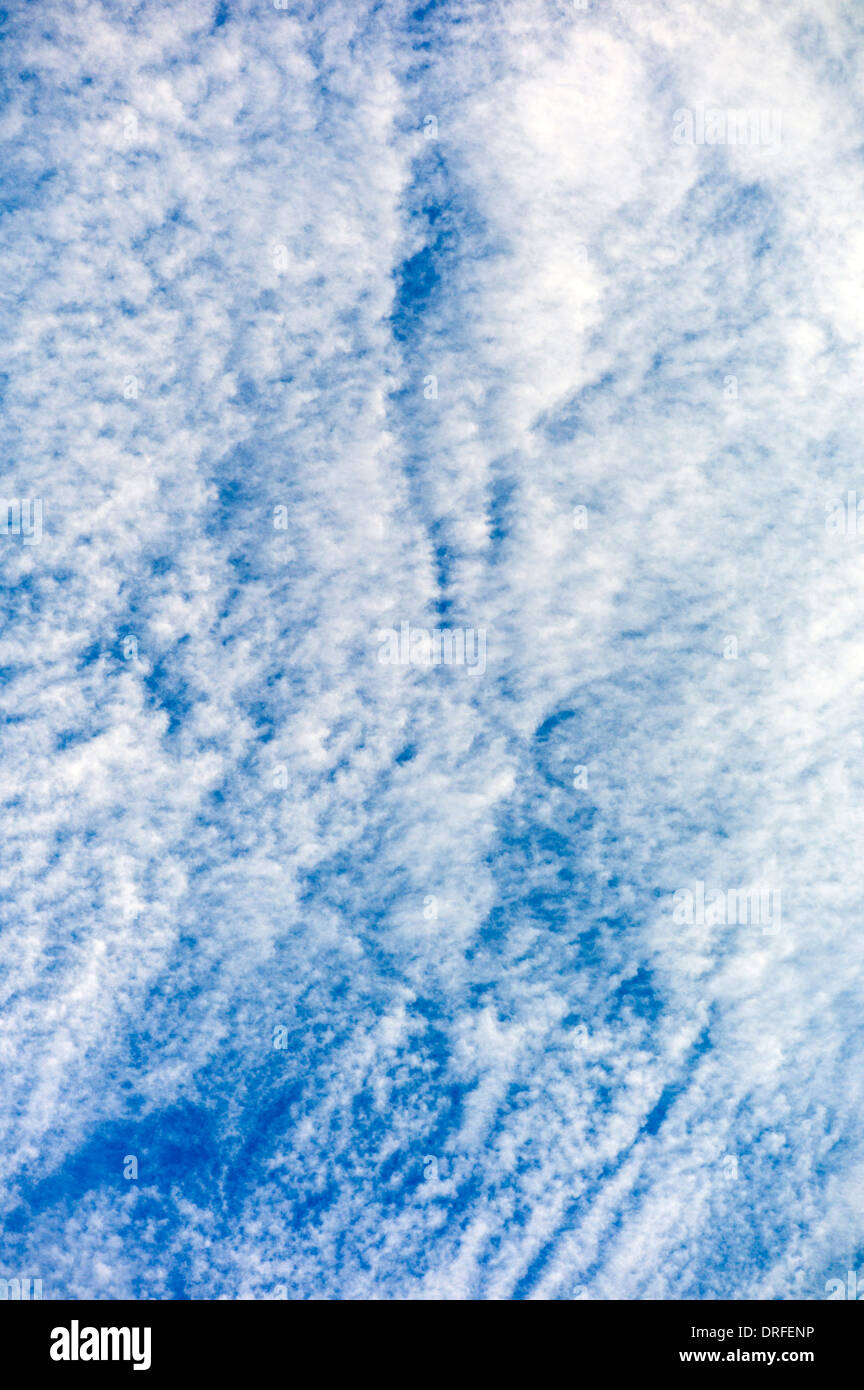 Wispy nuvole bianche contro un azzurro cielo Colorado Foto Stock