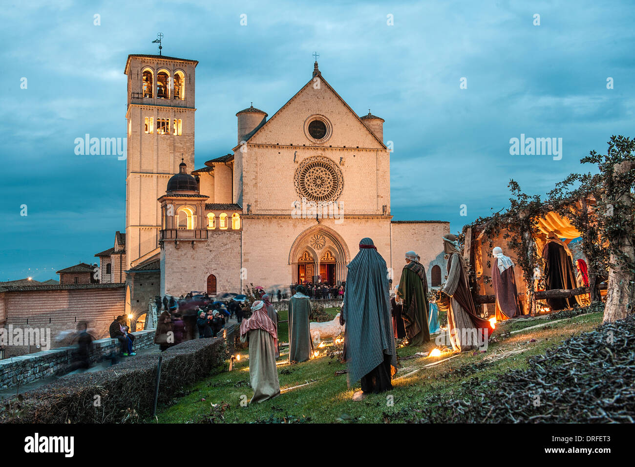 Ad Assisi, Umbria. La magnifica e il presepe storico con la scena della natività al di fuori della chiesa di San Francesco Foto Stock