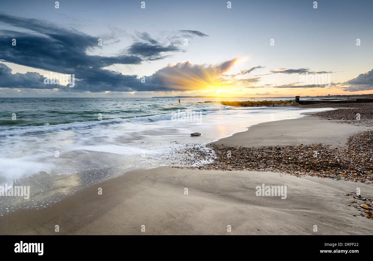 Tramonto a Solent spiaggia a testa Hengistbury vicino a Bournemouth in Dorset Foto Stock