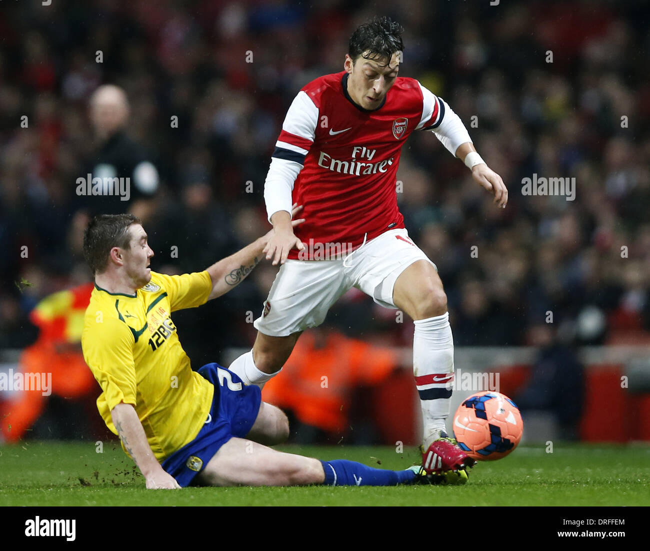 Londra, Regno Unito. 24 gen 2014. Mesut Ozil (R) dell'Arsenal vies con John Fleck di Coventry City durante la FA Cup quarto round match tra Arsenal e Coventry City all'Emirates Stadium di Londra, Gran Bretagna il 24 gennaio, 2014. Arsenal ha vinto 4-0. Credito: Wang Lili/Xinhua/Alamy Live News Foto Stock
