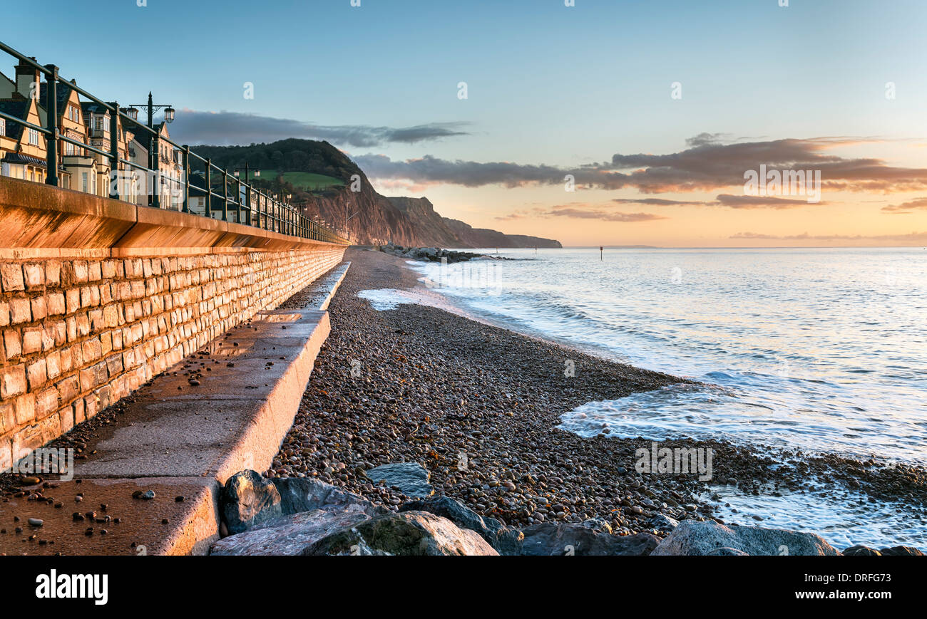 Presto la luce del mattino al lungomare di Sidmouth, una piccola città costiera in South Devon Foto Stock