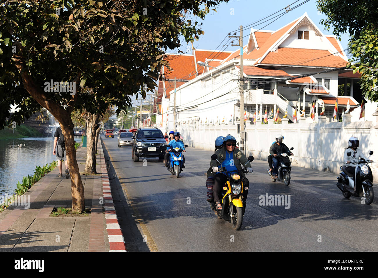 Fiume a fianco di strada con la moto e automobili. Foto Stock