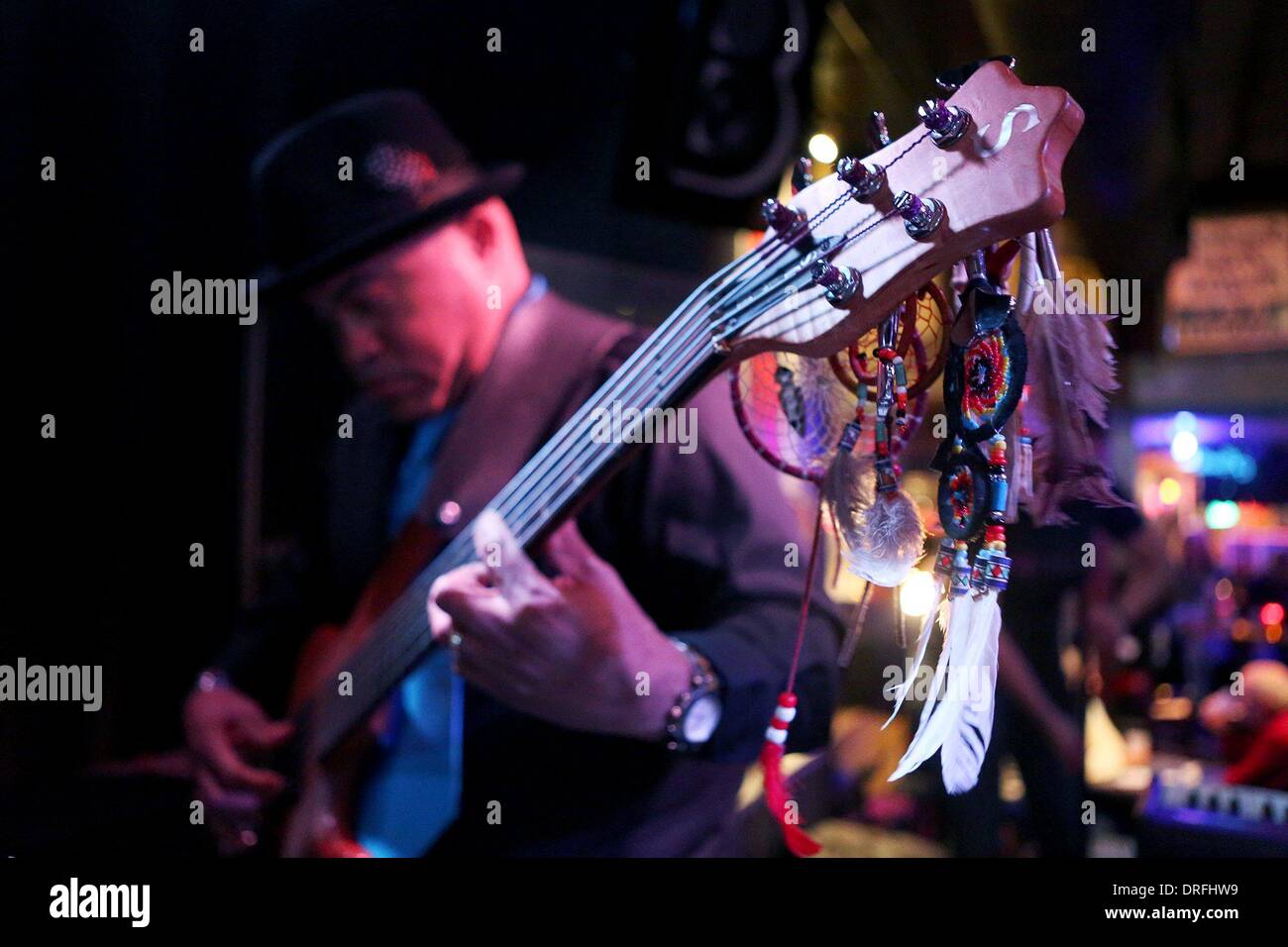 Memphis, Tennessee, Stati Uniti d'America. 23 gen 2014. Bassista chitarrista Charles ''Red" Adkins tunes il suo strumento prima di eseguire con la D.C.-basata di blues e jazz group, la Stacy Brooks Band, a B.B. King Blues Club durante il trentesimo annuale internazionale di Blues sfida il giovedì. Adkins ha più dreamcatchers sulla sua chitarra per buona fortuna. ''Io sto cercando di mantenere il cattivo note lontano, '' Adkins dice. IBC, che porta centinaia di musicisti e migliaia di appassionati di Memphis, continua attraverso il credito Domenica: Yalonda M. James/l'appello commerciale/ZUMAPRESS.com/Alamy Live News Foto Stock