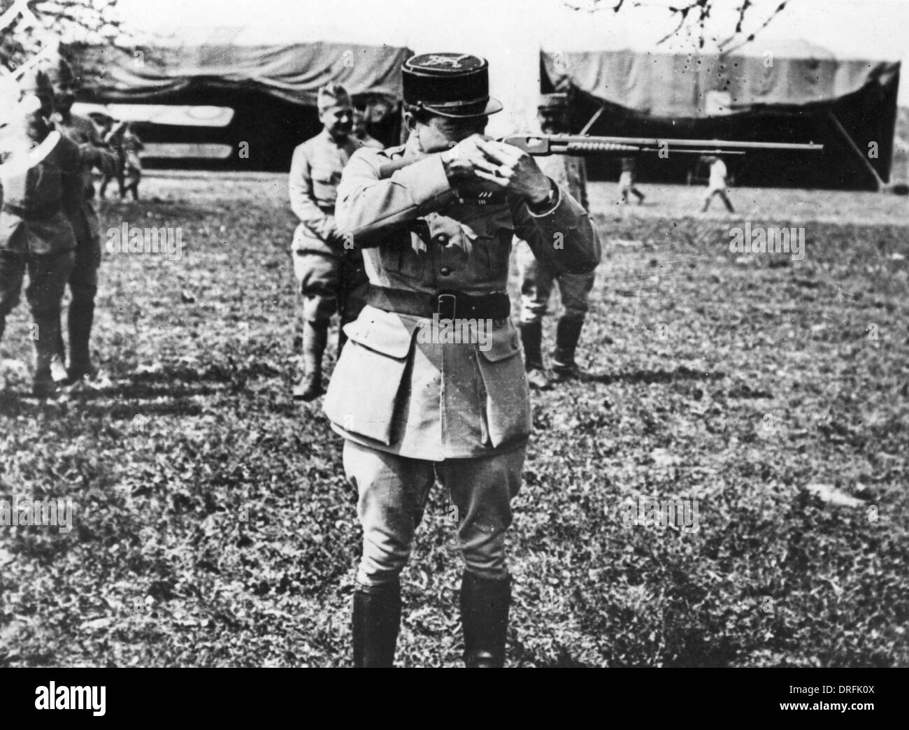 Rene Paul Fonck, aviatore francese, sparare una pistola Foto Stock