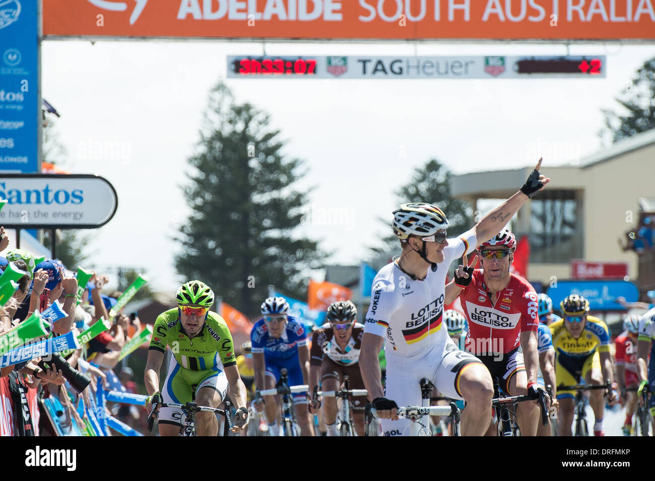 Adelaide, Australia. 24 gen 2014. Andre Greipel (F) della Repubblica federale di Germania festeggia dopo aver vinto la quarta tappa del Santos Tour Down Under da Unley a Victor Harbor in Australia, Gennaio 24, 2014. Andre Greipel ha vinto la fase quattro come Cadel Evans ha mantenuto la Santos ocra Leader jersey con le migliori prestazioni complessive. Credito: Jun Pang/Xinhua/Alamy Live News Foto Stock