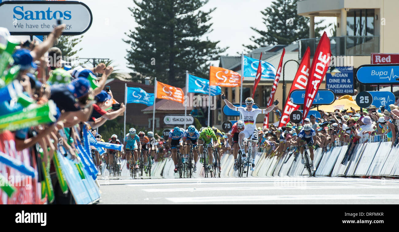 Adelaide, Australia. 24 gen 2014. Andre Greipel (C) di Germania festeggia dopo aver vinto la quarta tappa del Santos Tour Down Under da Unley a Victor Harbor in Australia, Gennaio 24, 2014. Andre Greipel ha vinto la fase quattro come Cadel Evans ha mantenuto la Santos ocra Leader jersey con le migliori prestazioni complessive. Credito: Jun Pang/Xinhua/Alamy Live News Foto Stock