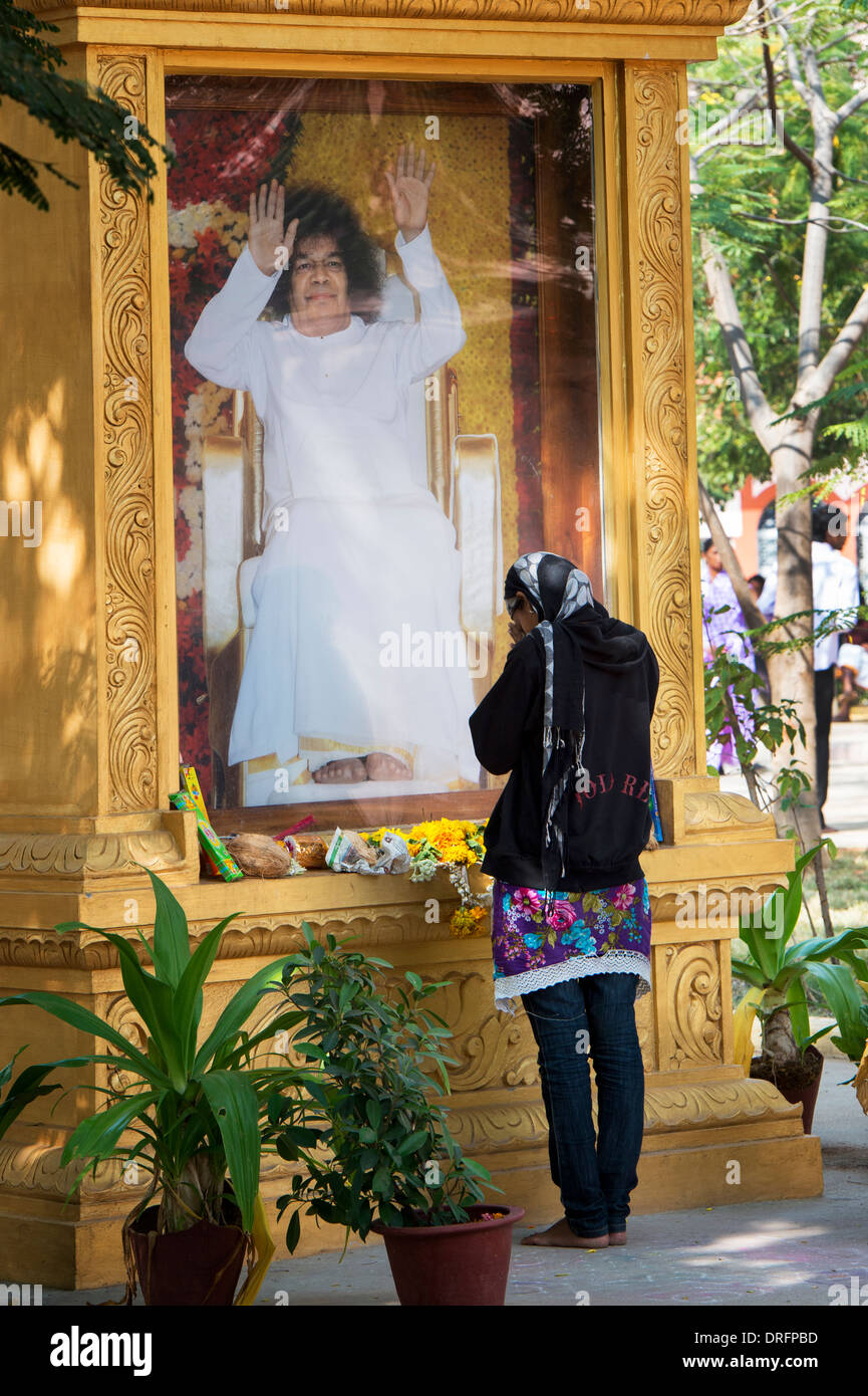 Donna indiana pregando per una foto di Sathya Sai Baba al Super Speciality hospital. Puttaparthi, Andhra Pradesh, India Foto Stock