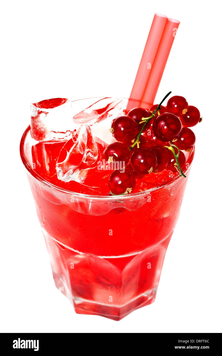 Red cocktail in un vetro isolato su uno sfondo bianco Foto Stock