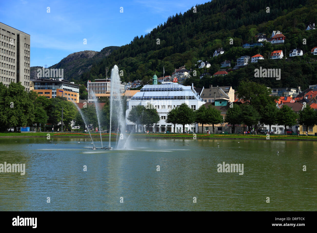 Vista su Lille Lungegårdsvann e la fontana nella città di Bergen, Norvegia, durante l'estate. Foto Stock