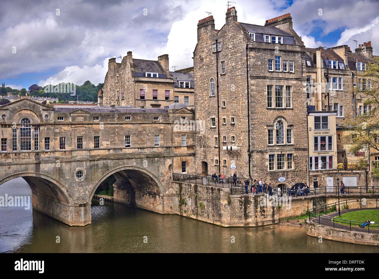 Il fiume Avon a Bath è un fiume inglese nel sud-ovest del paese Foto Stock