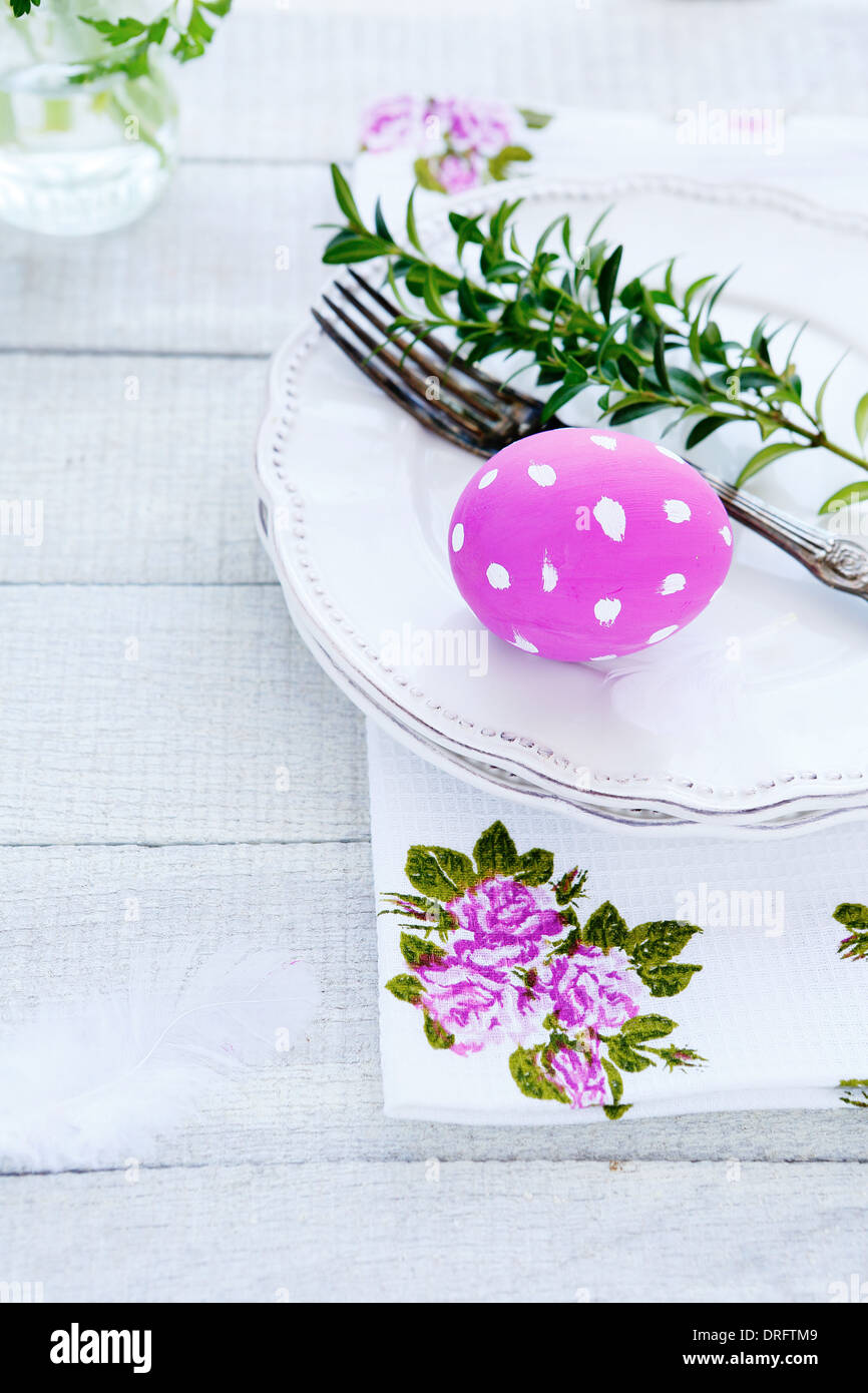 Pasqua impostazione tabella, piastra con uova, alimenti Foto Stock