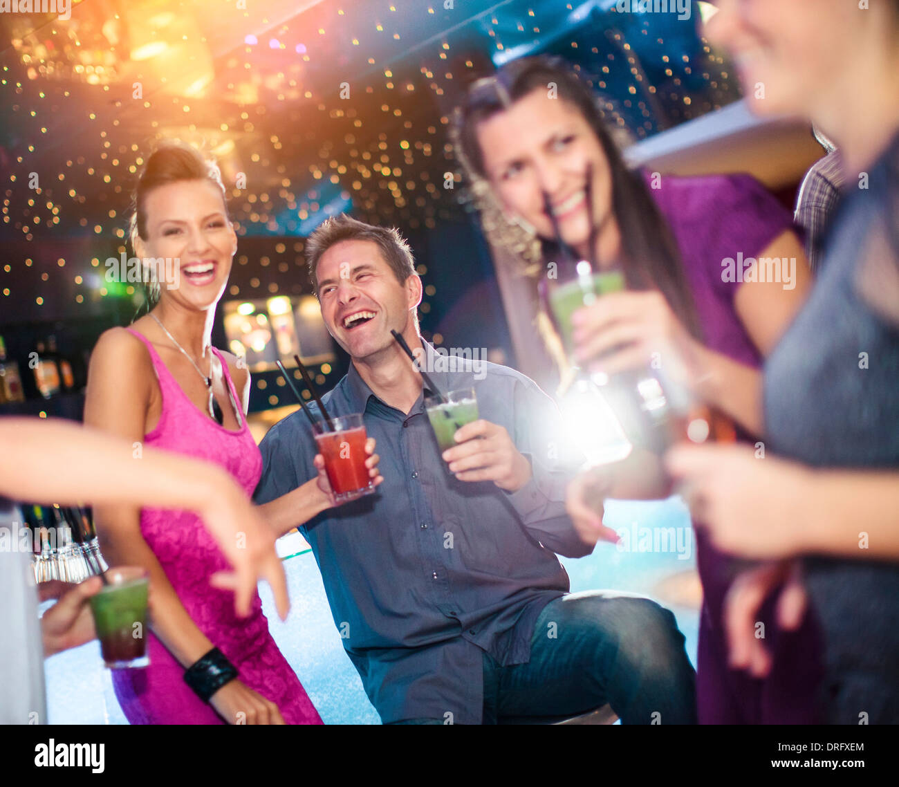 I giovani a celebrare in una discoteca, Dubrovnik, Croazia Foto Stock