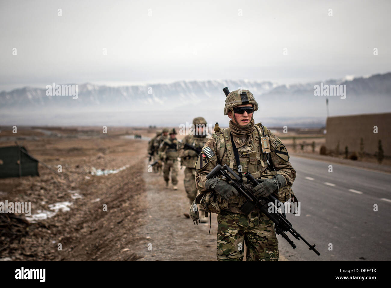 US Army soldati con la prima divisione di cavalleria condurre una pattuglia Gennaio 12, 2014 in Tirin Kot, provincia di Uruzgan, Afghanistan. Foto Stock
