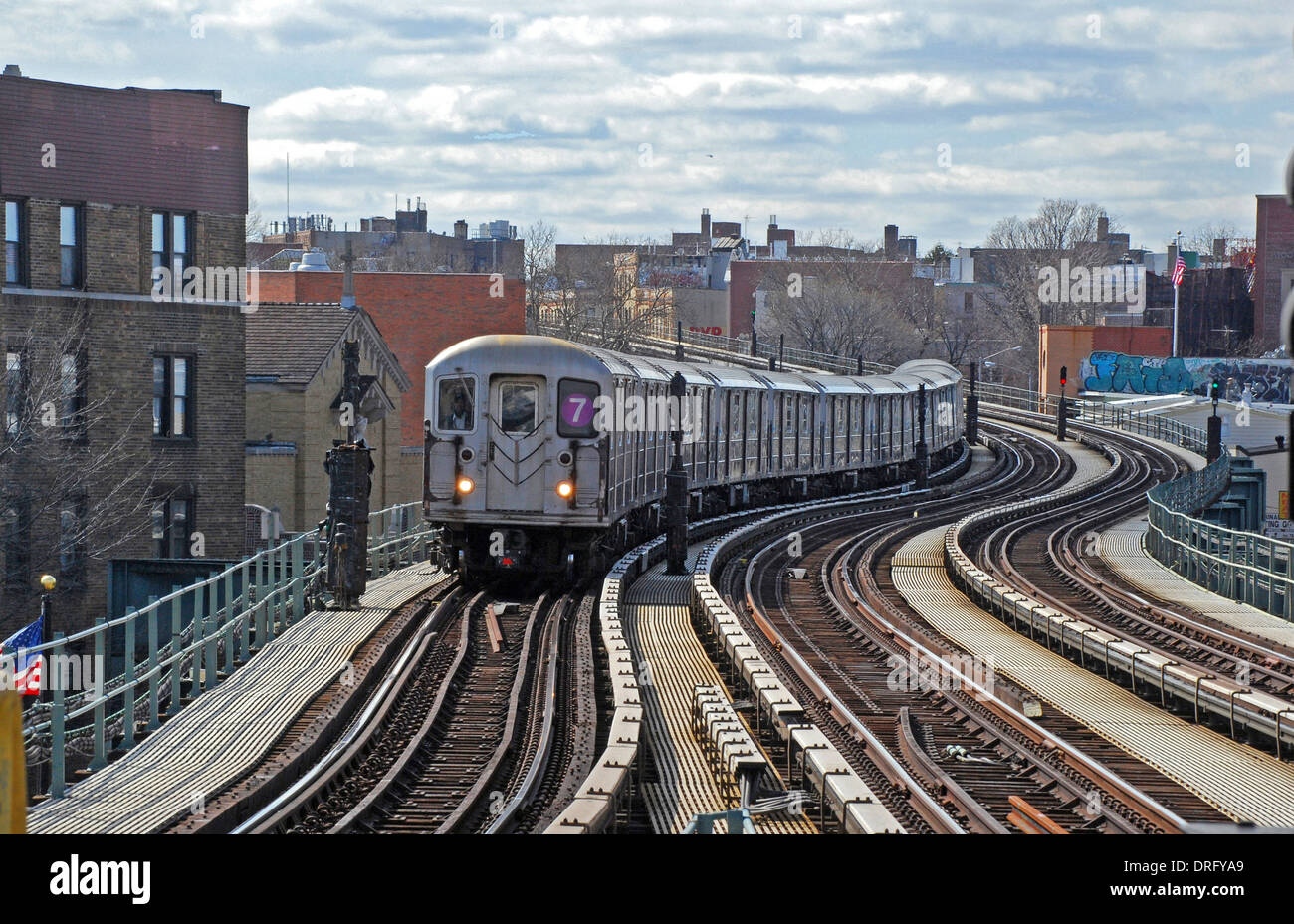 Numero 7 del treno metropolitana sopraelevata avvicinando il Woodside Avenue stazione nel Queens, a New York. Foto Stock