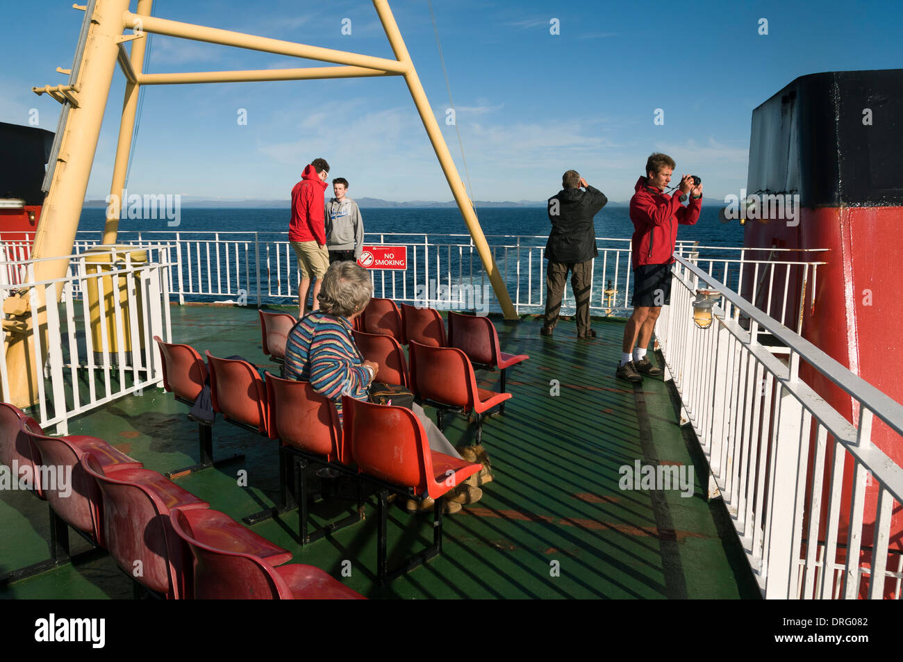 I passeggeri a bordo del Caledonian MacBrayne il traghetto, il "Signore delle isole", vincolati per le Ebridi Esterne, Scotland, Regno Unito Foto Stock