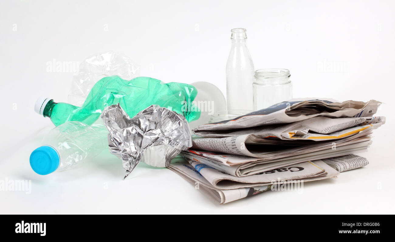 Riciclaggio rifiuti riutilizzabili e gestione dei rifiuti come metallo, plastica, vecchi prodotti di carta per essere riutilizzati Foto Stock