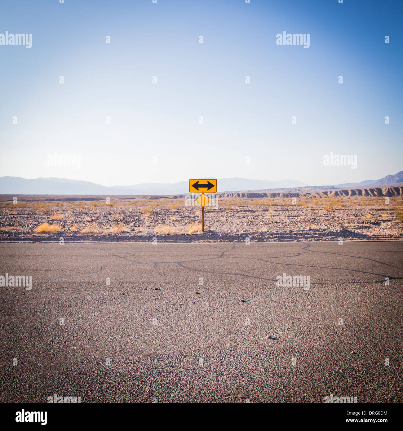 Death Valley, California. Segno di direzione nel mezzo del deserto. Foto Stock