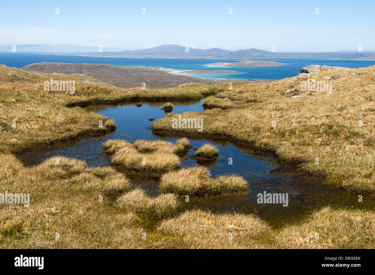 Il suono della barra e le colline del sud Uist da Hartaval sull'Isle of Barra, Ebridi Esterne, Scotland, Regno Unito. Foto Stock