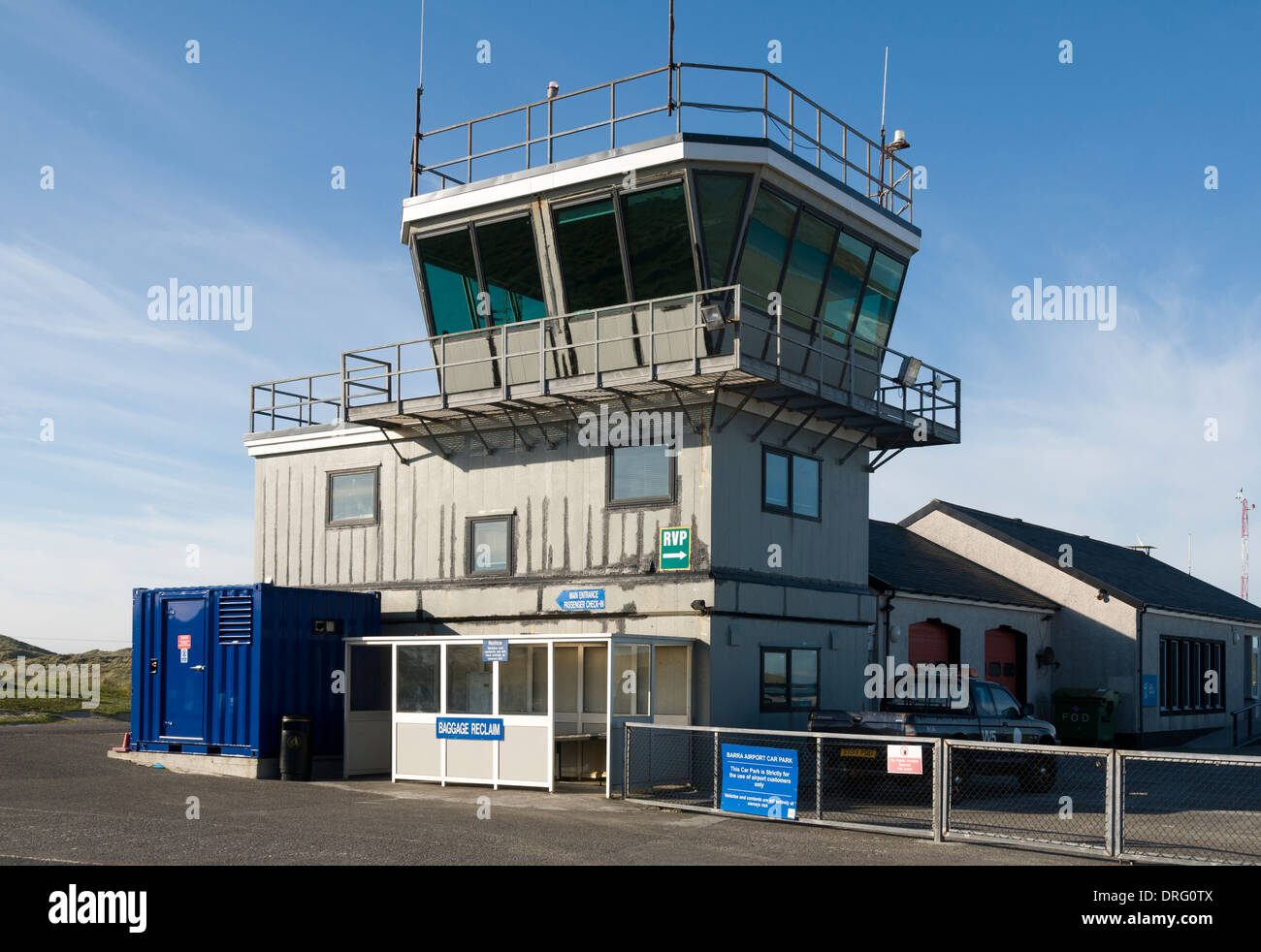 La torre di controllo e di reclamo bagagli capanna a barra, aeroporto Traigh Mhor beach, Isle of Barra, Ebridi Esterne, Scotland, Regno Unito Foto Stock