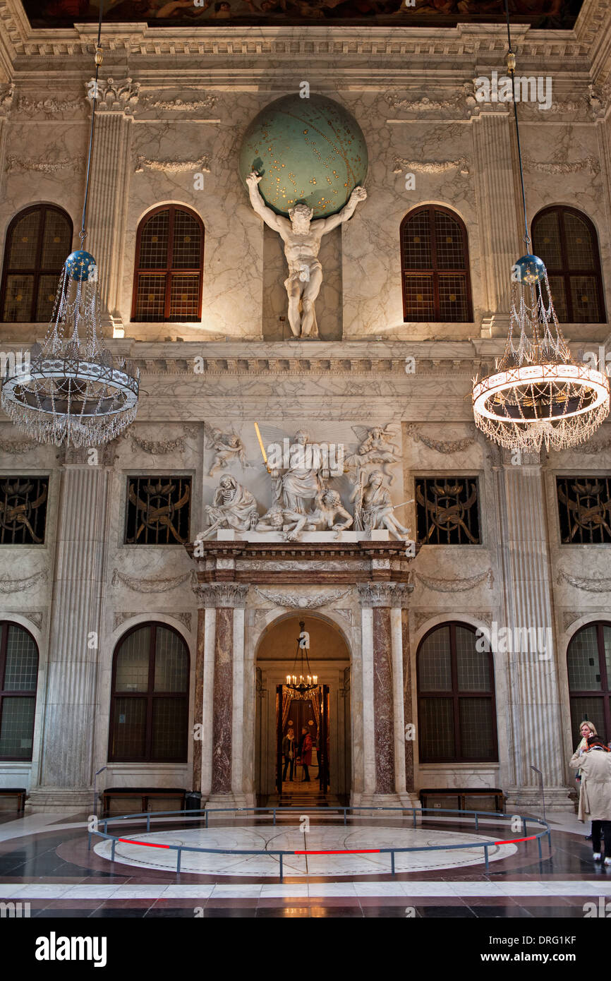 Cittadini' Hall con Atlas scultura, interno del Royal Palace (Olandese: Koninklijk Paleis) ad Amsterdam, in Olanda. Foto Stock