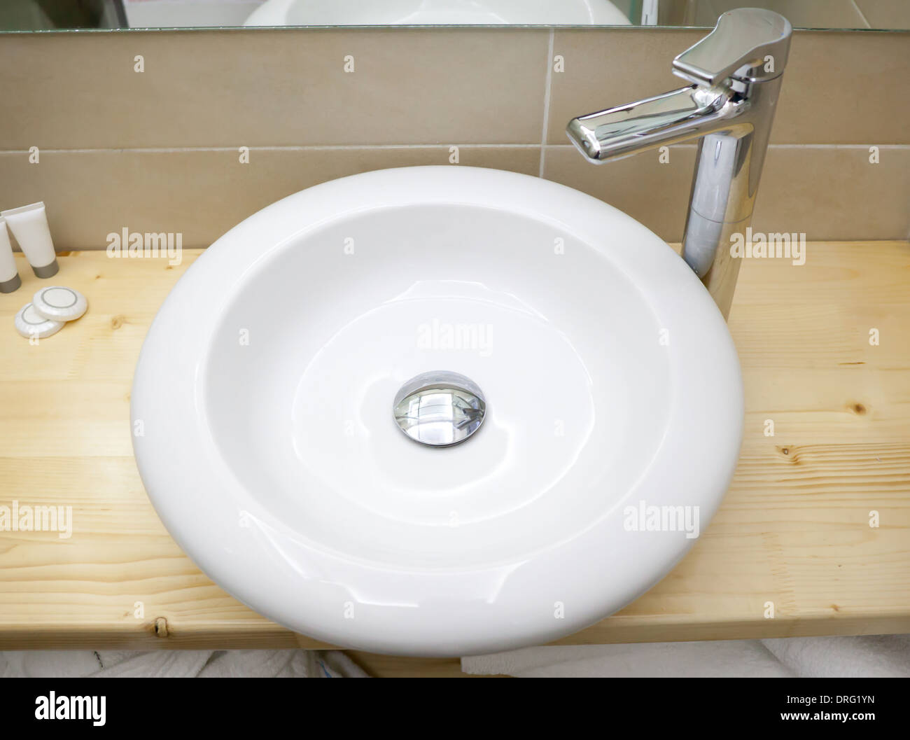 Bianco rotondo il lavandino in bagno moderno sul ripiano di legno Foto Stock