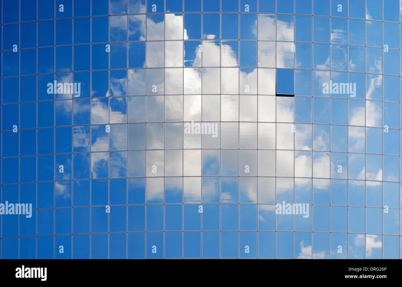 La superficie a specchio di molte parti uguali è che riflette il blu del cielo con una nuvola bianca, una finestra è semi-aperto. Foto Stock