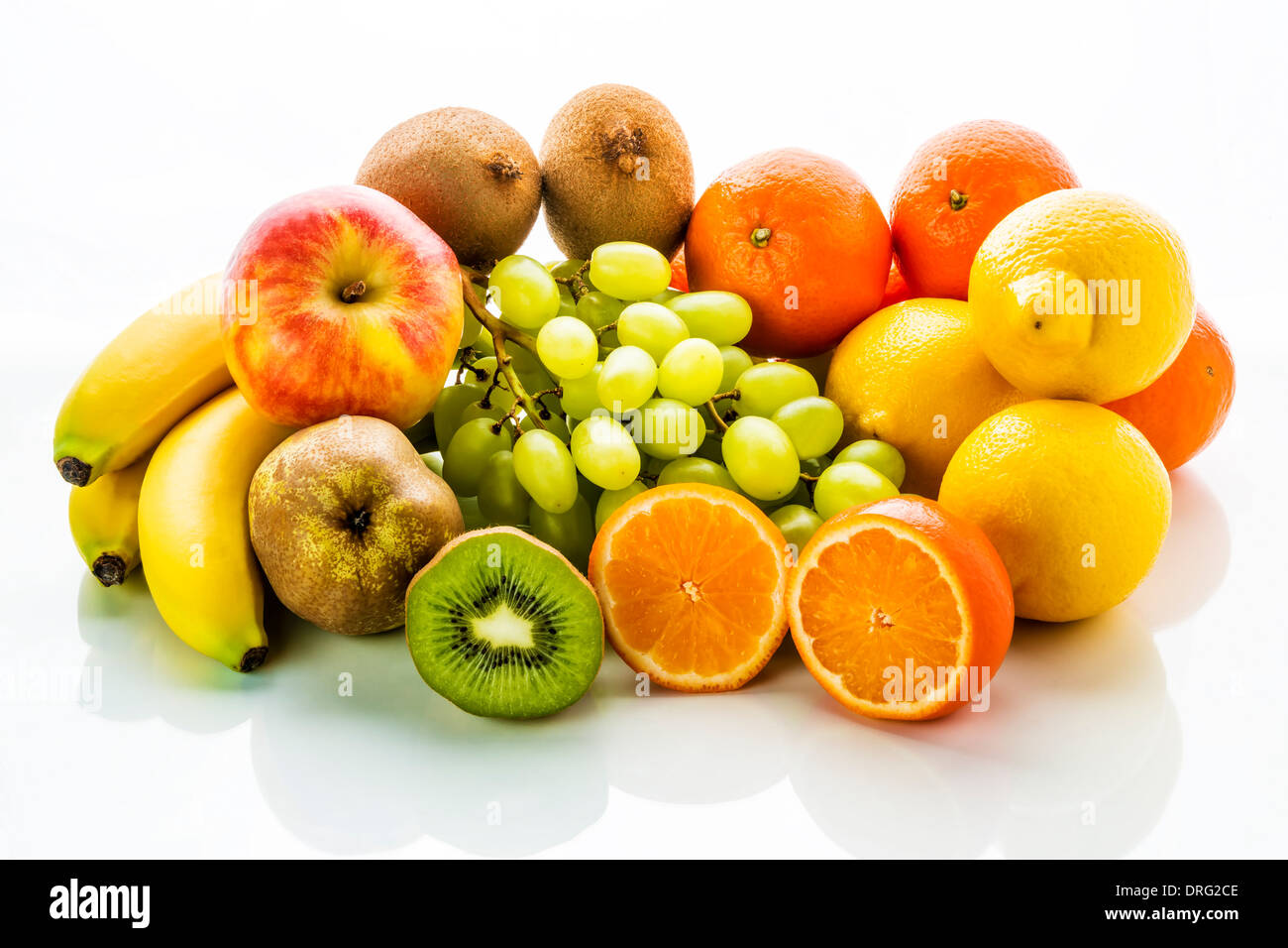 Immagine di frutta con un apple, mandarino, banane, calce, uva da tavola, kiwi e pera su sfondo bianco Foto Stock