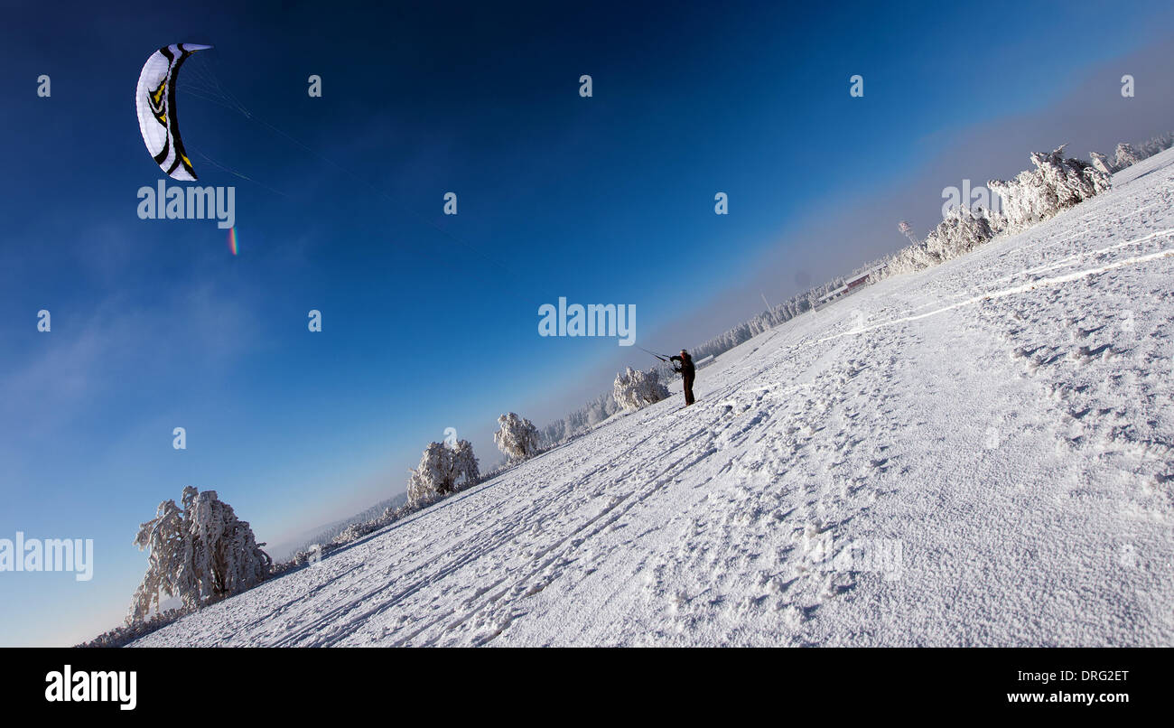 Krasny Les, Repubblica Ceca. 25 gennaio, 2014. Un snow kite rider scivola attraverso il bianco paesaggio invernale durante una giornata di sole in montagne Erz vicino a Krasny Les, Repubblica ceca, 25 gennaio 2014. Foto: Arno Burgi/dpa/Alamy Live News Foto Stock