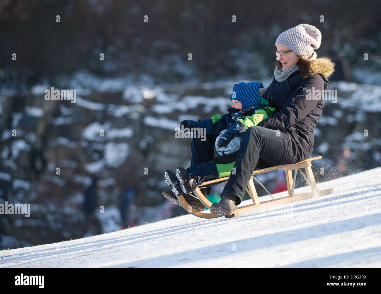 Una madre e figlia godetevi un giro in slitta a Viktoria Park in una fredda ma soleggiata giornata a Berlino, Germania, 25 gennaio 2014. Foto: BERND VON JUTRCZENKA/dpa Foto Stock