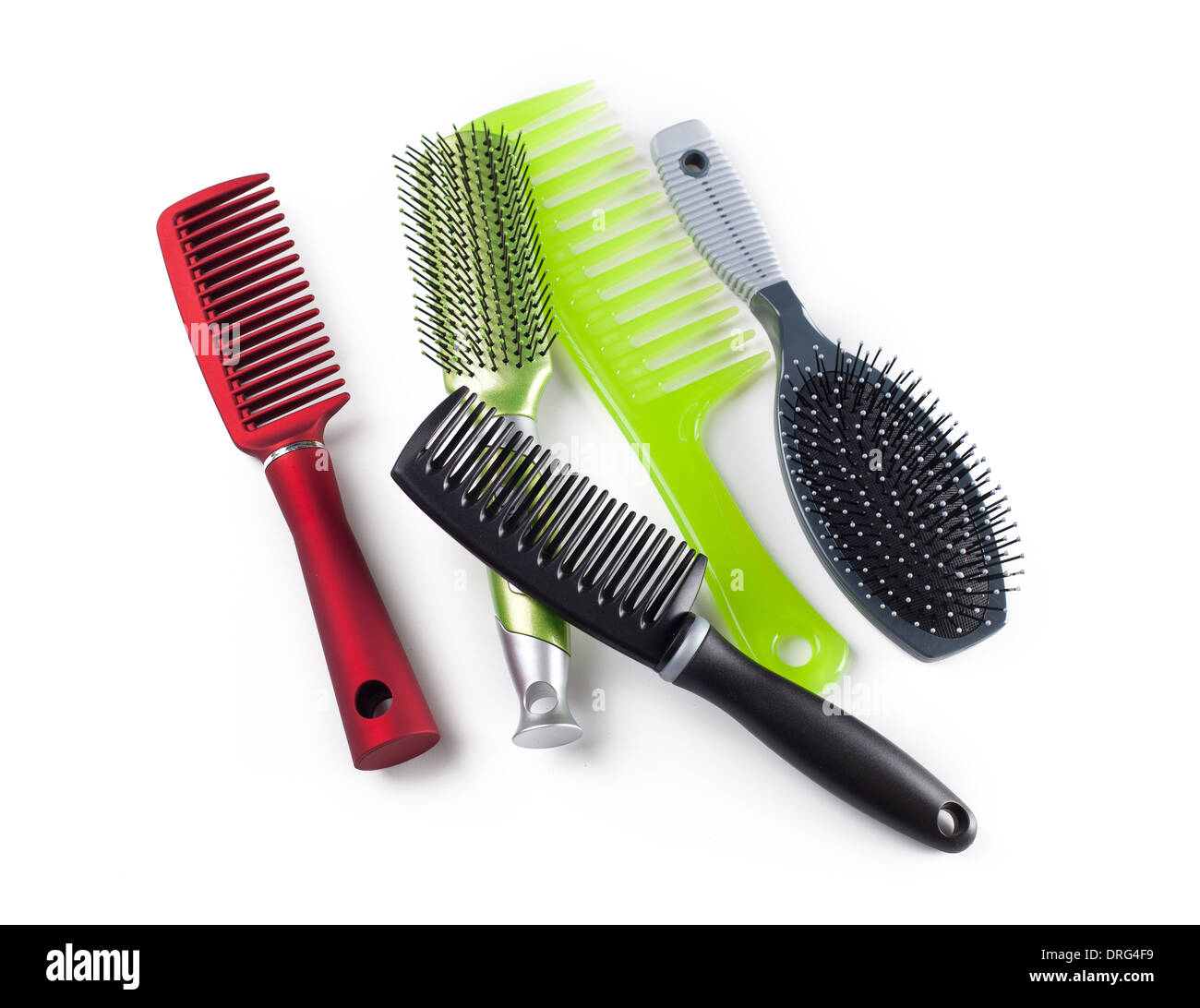 Pettini e spazzole per capelli isolati su sfondo bianco Foto Stock