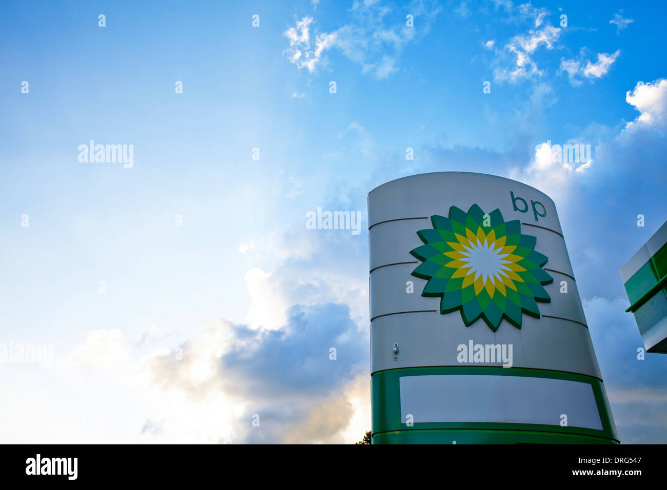 Il logo di BP al garage contro luminose del cielo della sera Foto Stock