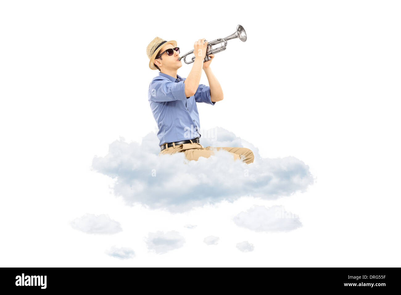 Giovane musicista maschio suonare la tromba sulle nuvole Foto Stock
