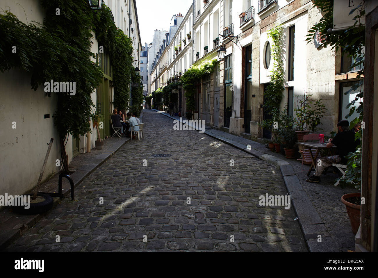 Strada tranquilla nel centro di Parigi Foto Stock