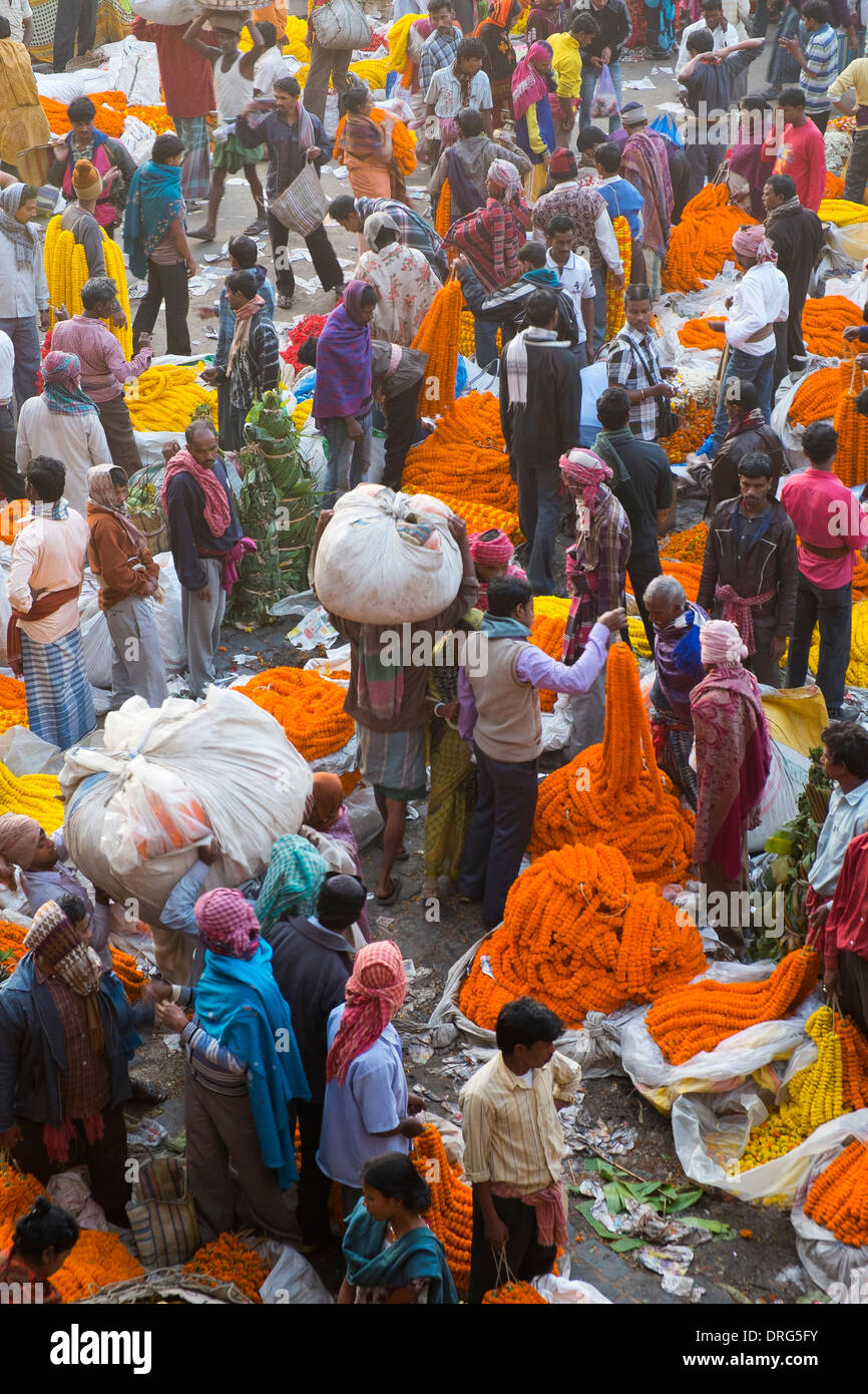 India Bengala Occidentale, Calcutta, il mercato dei fiori accanto al ponte Hooghly Foto Stock