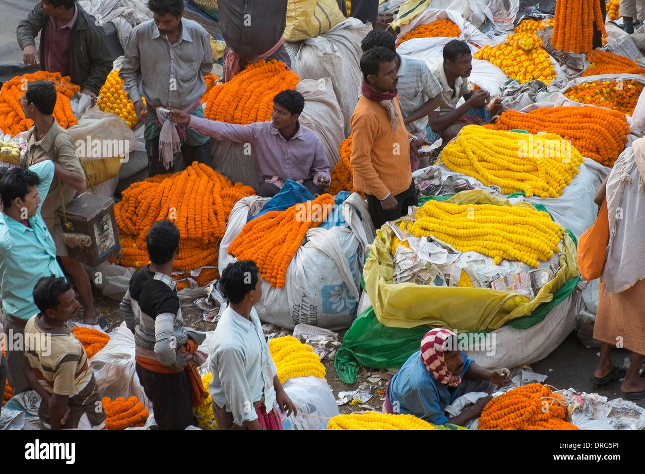 India Bengala Occidentale, Calcutta, il mercato dei fiori accanto al ponte Hooghly Foto Stock