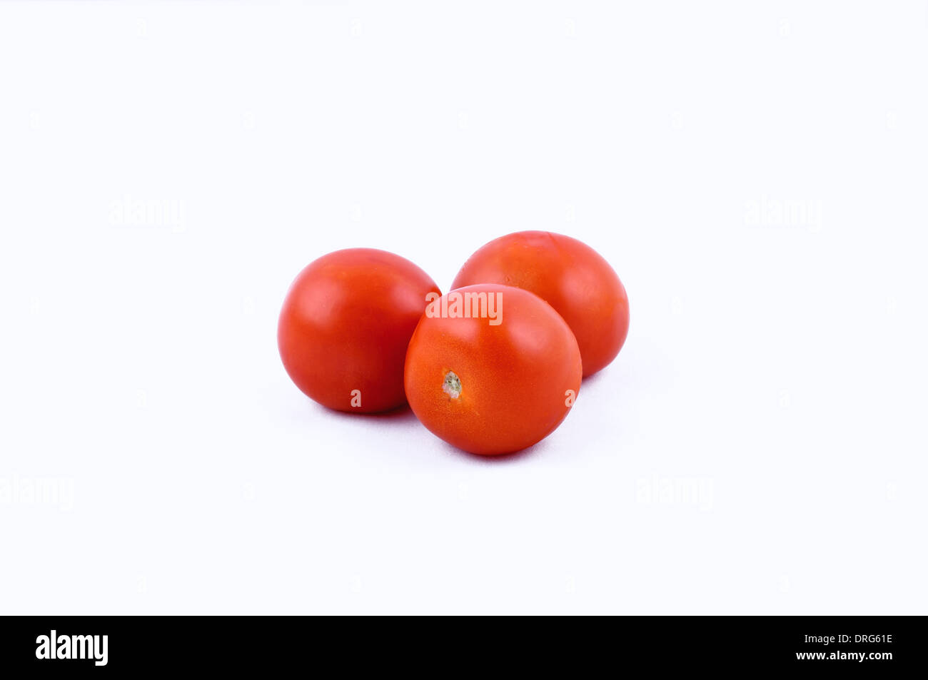3 pomodori grandi su sfondo bianco. Orizzontale di studio shot Foto Stock