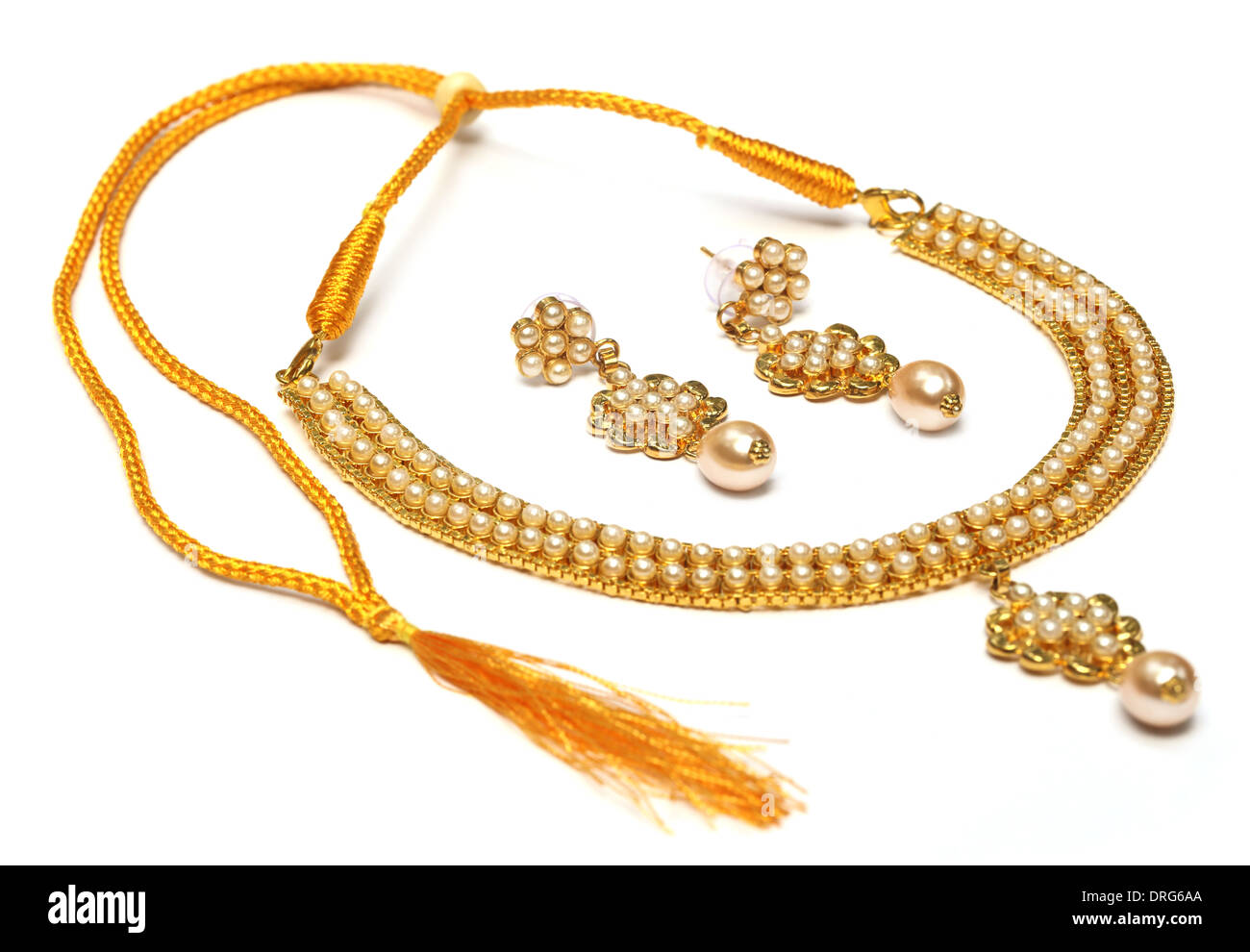 Collana in oro con perla orecchini su sfondo bianco Foto Stock