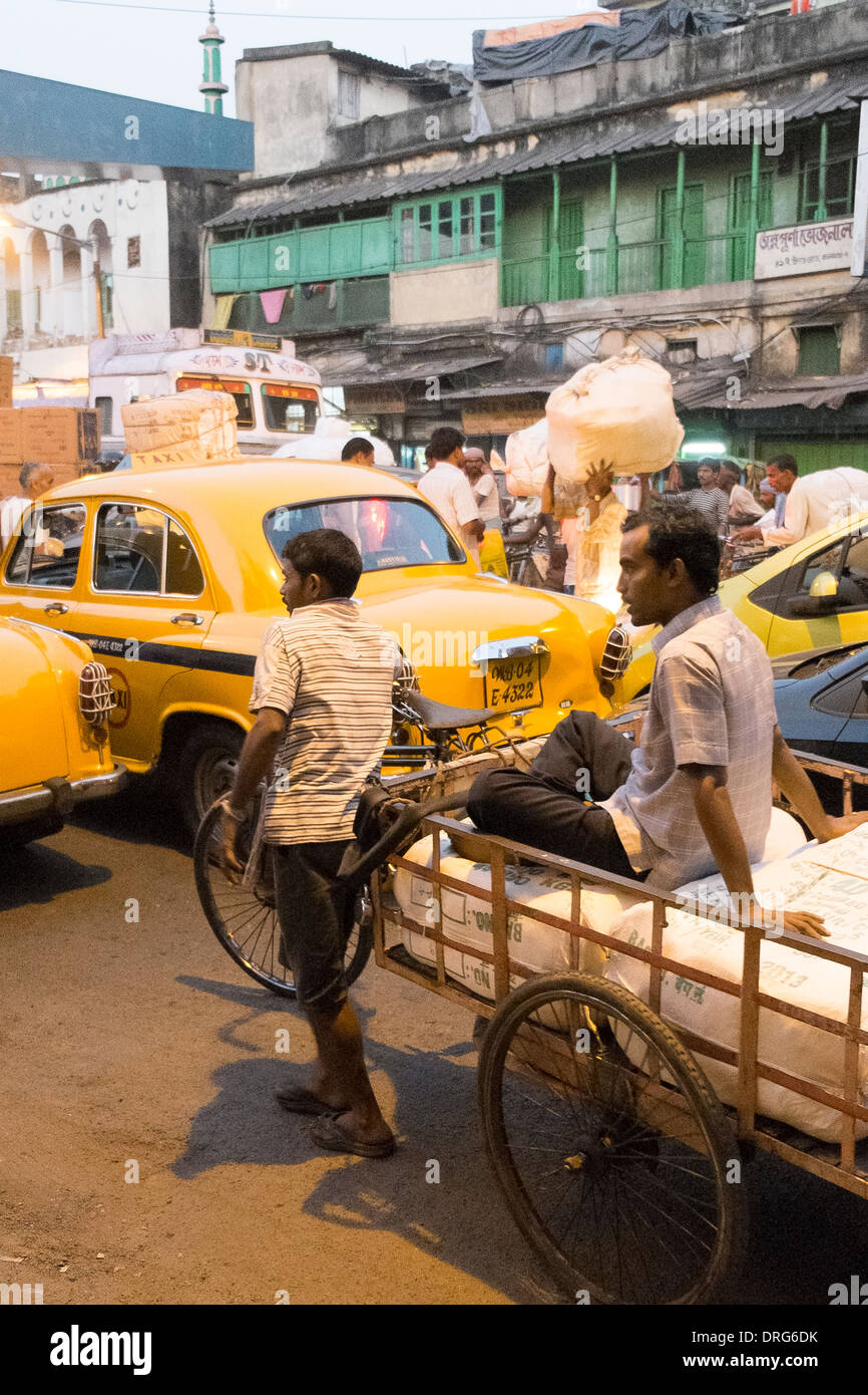 India Bengala Occidentale, Calcutta, tipica scena di strade congestionate vicino stazione ferroviaria di Howrah Foto Stock