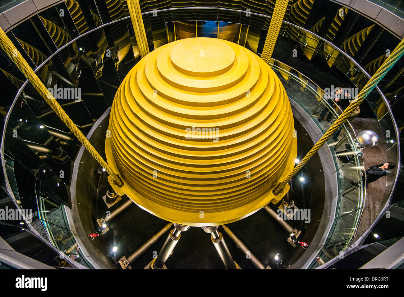 Messa a punto di massa smorzatore in grattacielo Taipei 101. Foto Stock