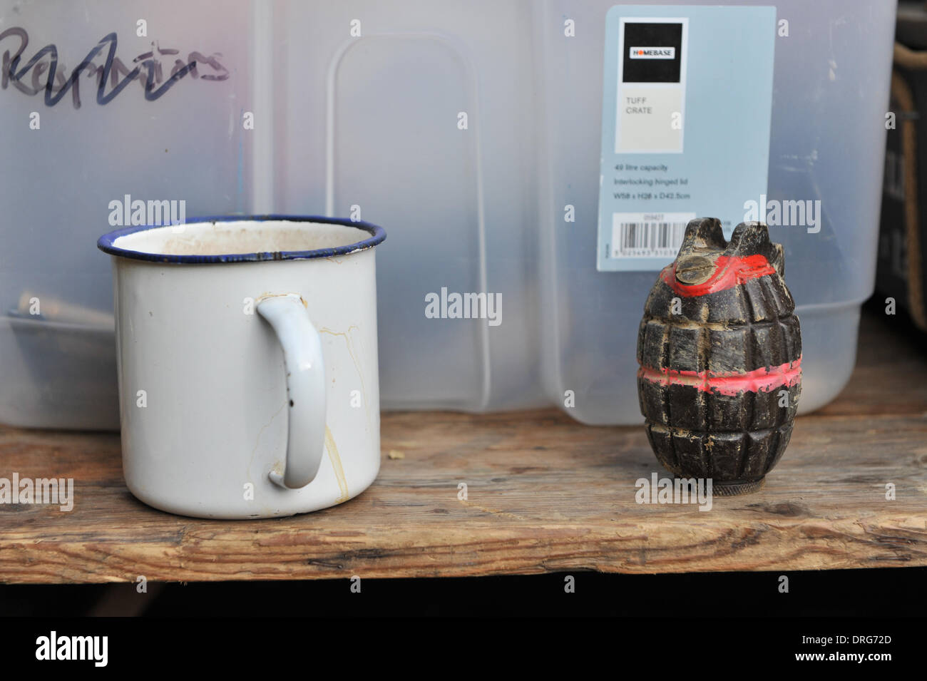 Charlwood, Surrey, Regno Unito. Il 25 gennaio 2014. Mulini di una granata a mano e uno smalto tazza in trincea. Credito: Matteo Chattle/Alamy Live News Foto Stock
