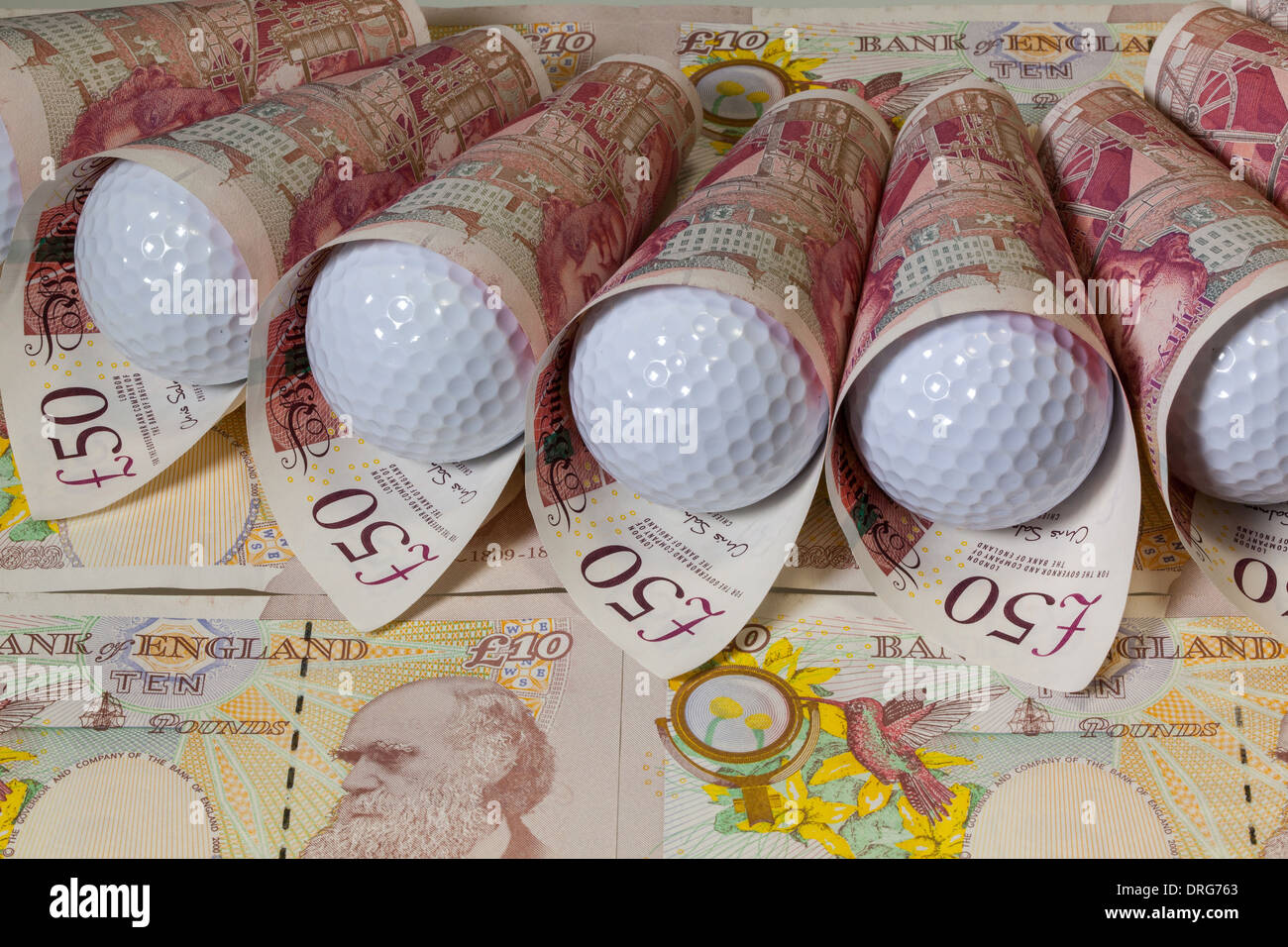 Diversi di sterline inglesi e bianco palline da golf Foto Stock
