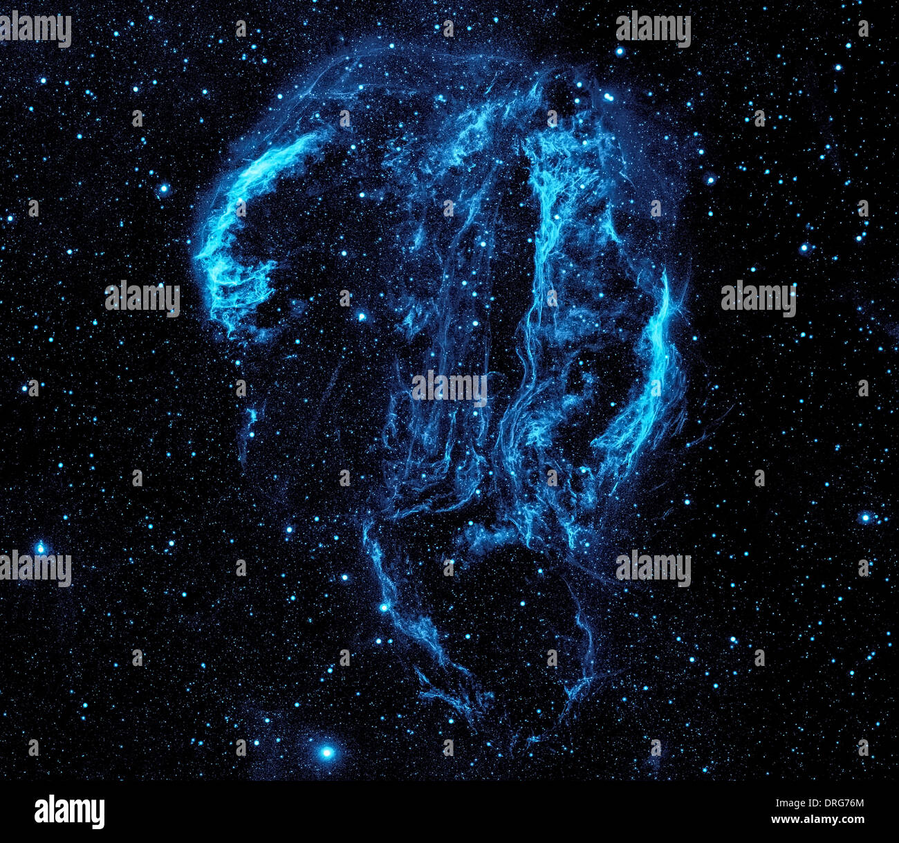 Hot polvere e gas illuminarsi molto in questa immagine ultravioletta della Cygnus Loop nebula, prese dalla NASA il Galaxy Evolution Explorer. Foto Stock